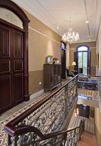 The entrance hall to the exhibition/La galeria a la entrada de la exhibicion